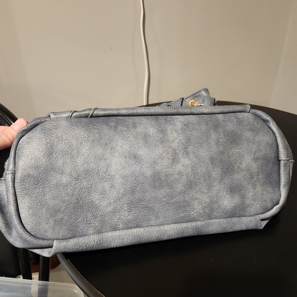 Stylish Blue Handbag with Tassel Accent - Picture 4 of 4